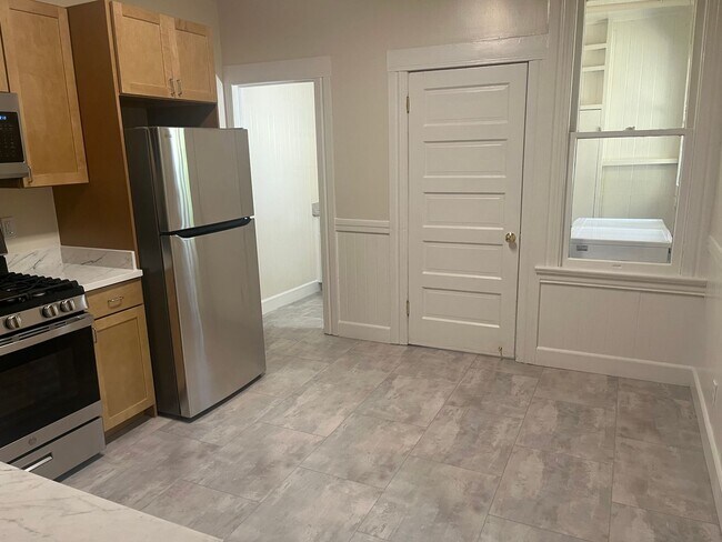 Building Photo - Newly Remodeled 2 Bedroom in Lower Pacific Heights. Washer/Dryer. Open House Sat/Sun 12-1 PM*