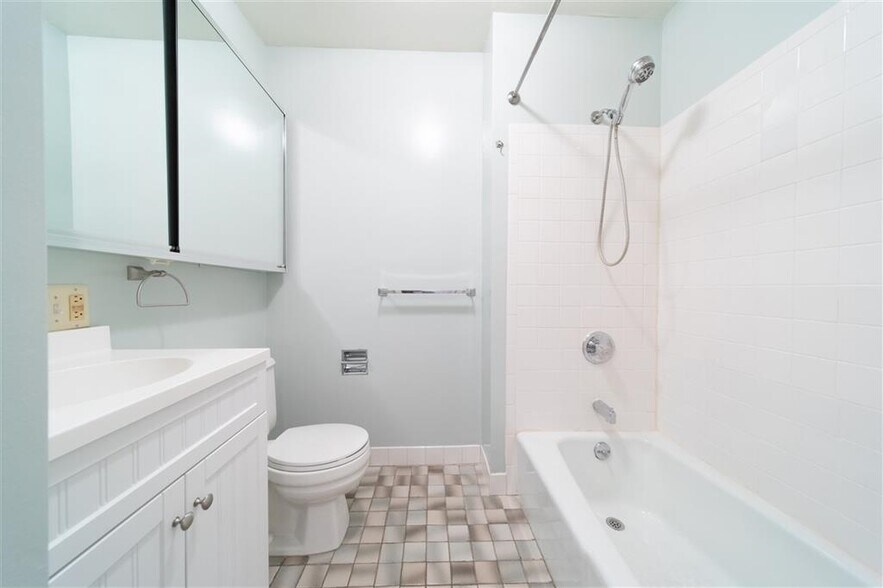 Building Photo - 264 3rd St