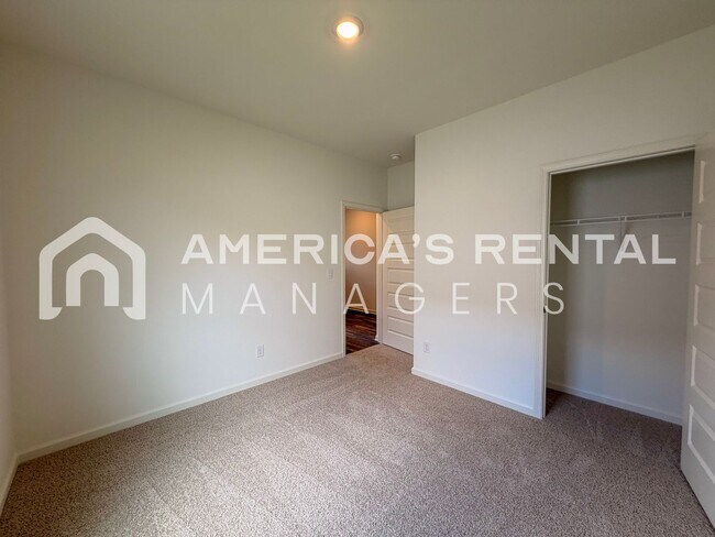 Building Photo - Modern Single Level Living in Doss Ferry - Available NOW!