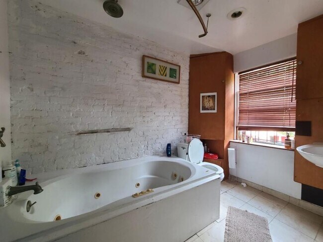 Building Photo - 2 bedroom in NEW YORK NY 10009