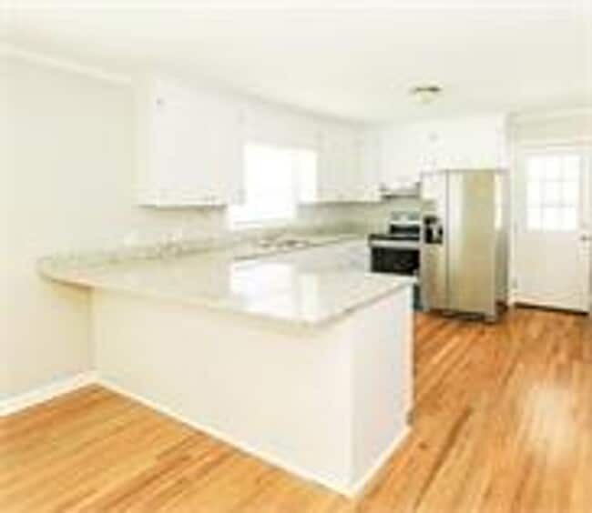 Building Photo - Spacious 3 Bedroom SFH