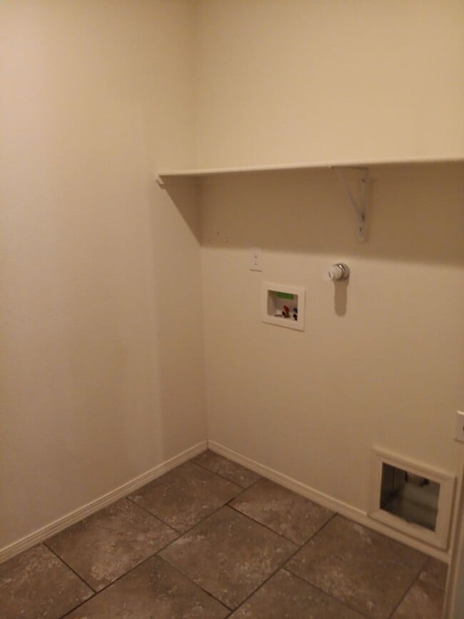 Building Photo - Beautiful 3 Bedroom 2 Bathroom home! Showi...