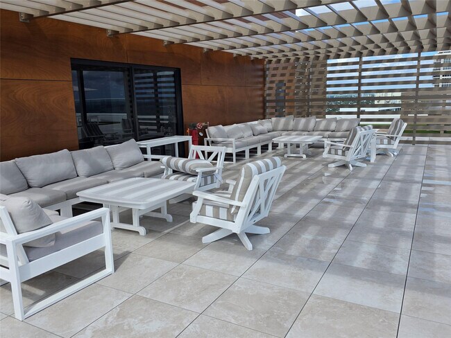 Building Photo - 4020 Galt Ocean Dr