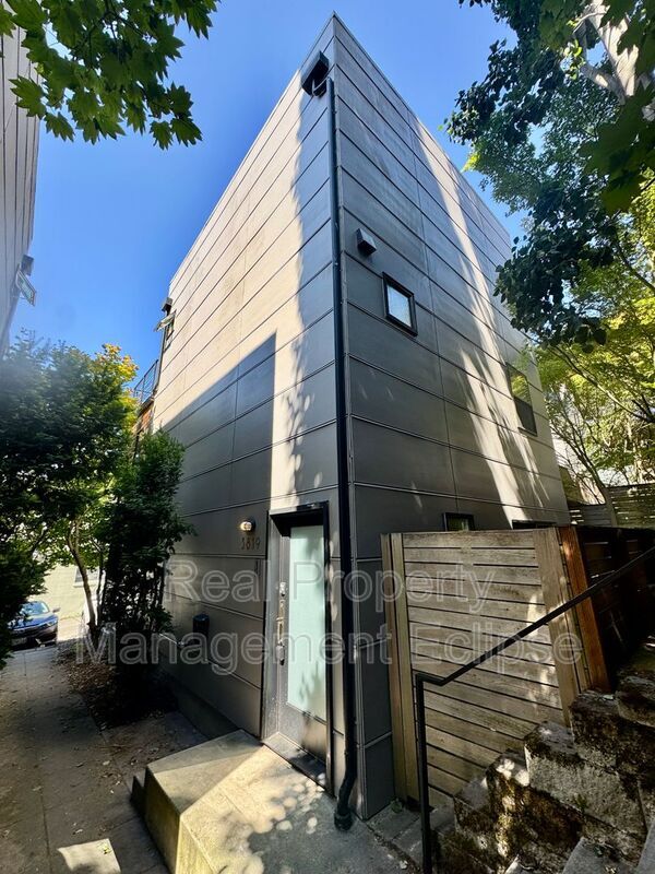 Building Photo - 3819 Interlake Ave N