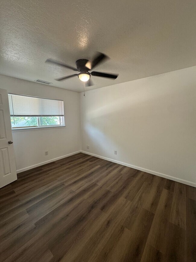 Building Photo - 304 Vassar Dr SE