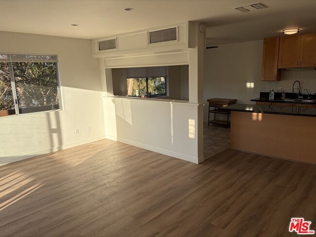 Building Photo - 5827 Tujunga Ave