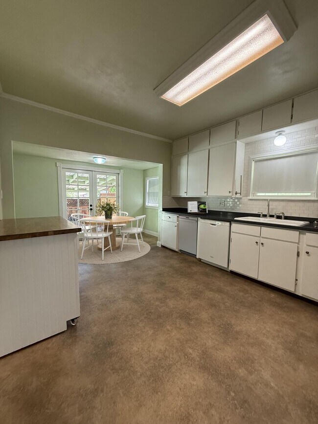 Building Photo - *Charming 2 Bedroom Home in Roseville’s Historic District with Bonus Detached Space*