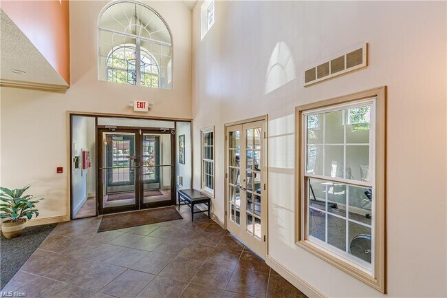 Building Photo - 240 Fox Hollow Dr