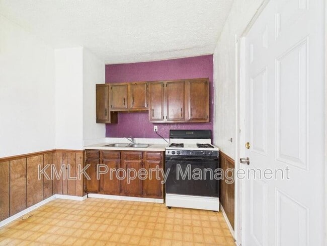 Building Photo - 533 Gage St