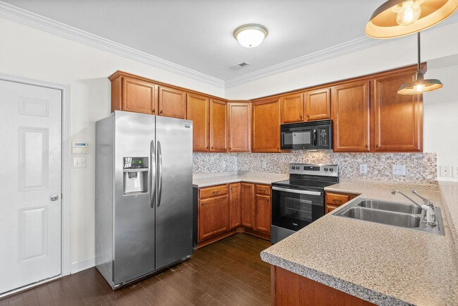 Building Photo - Pet Friendly Condo Downtown!