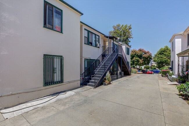 Building Photo - 1154 S Plymouth Blvd