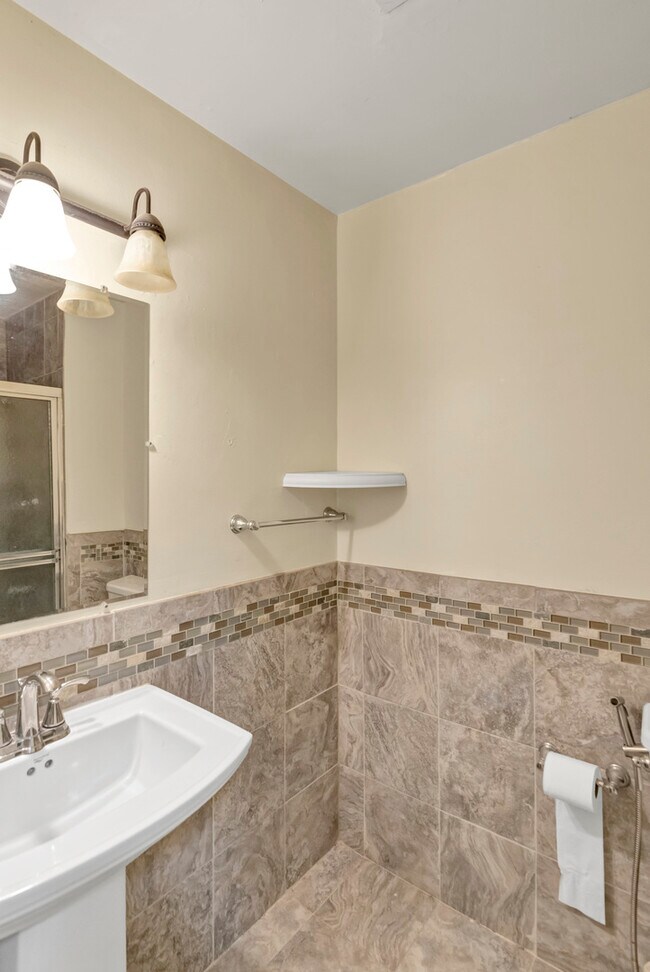 Building Photo - 1705 Robin Cir