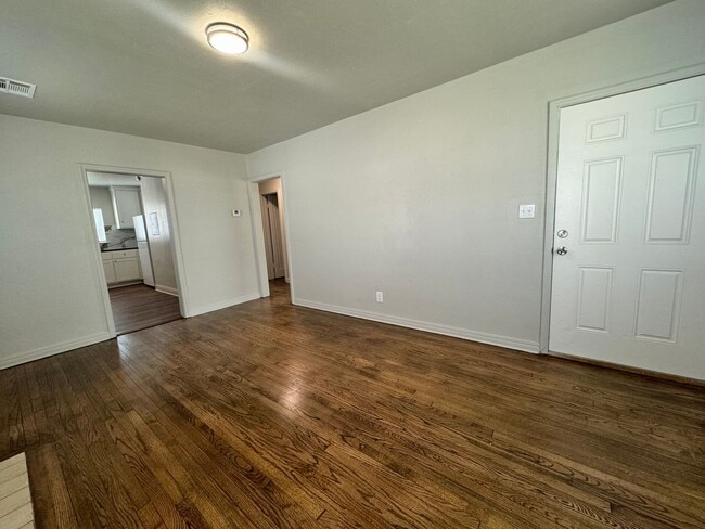 Building Photo - Adorable two-bedroom One-bathroom house located in the Kendall-Whittier neighborhood!