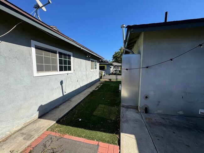 Building Photo - 833 W Walnut Ave