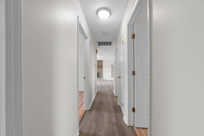 Building Photo - 340 Circle Dr