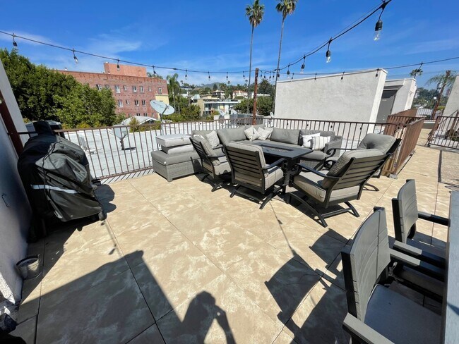 Building Photo - 1951 N Beachwood Dr