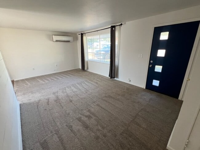 Building Photo - Cute 2 bed/1 bath home with fenced back yard & a/c!