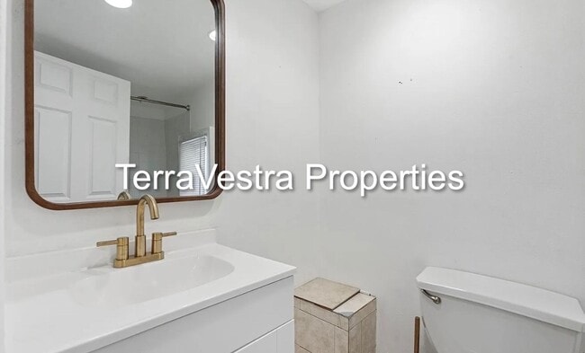 Building Photo - 2 Bed Single Family in Gloucester City! El...