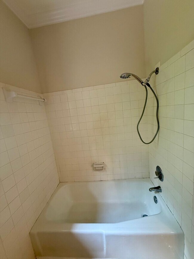 Building Photo - Knoxville 37909 - 2 bedroom, 1.5 bath unit, duplex - Contact Chad Weeks (865) 567-6193