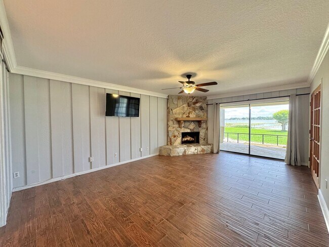 Building Photo - Lake Hartridge Condo - Two Levels with Water Views