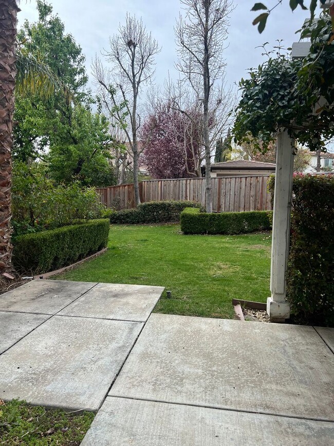 Building Photo - 627 Tradition St