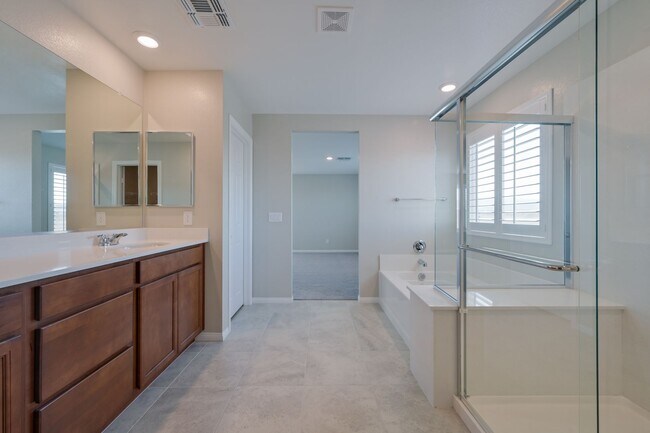 Building Photo - Mountains Edge!! Gated!!  4 bedrooms!! Primary Bedroom and bath down Stairs!! 2 Primary bedrooms!...