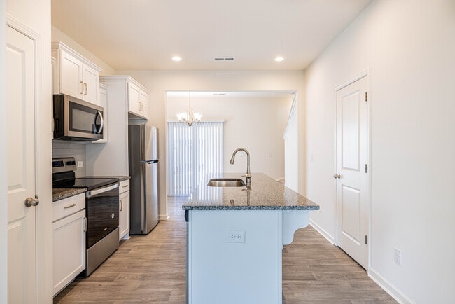 Building Photo - BEAUTIFUL 2 Bedroom Townhome in MIDLAND AVAILABLE