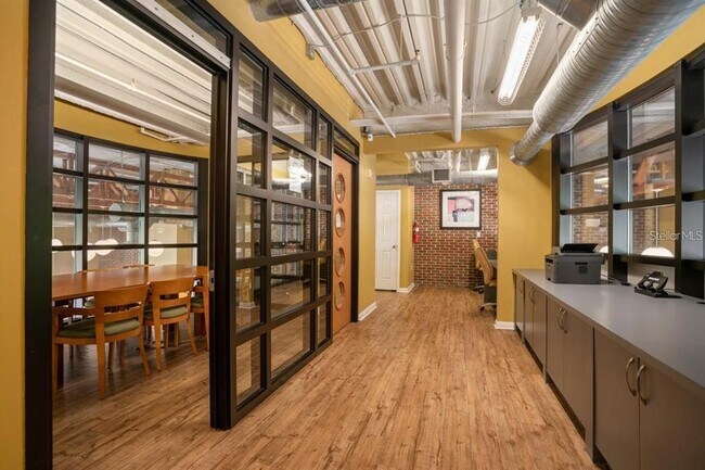 Building Photo - 911 N Orange Ave