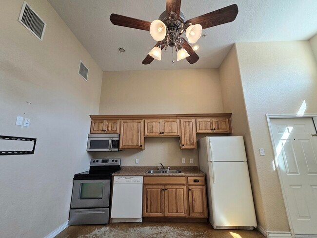 Building Photo - Floresville 3rd St Apartments