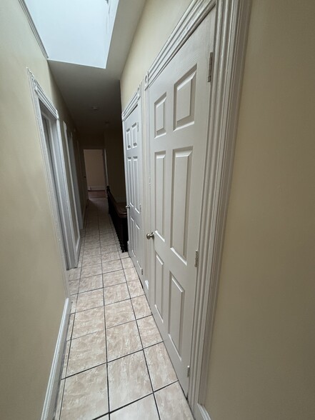 Building Photo - 244 6th Ave W