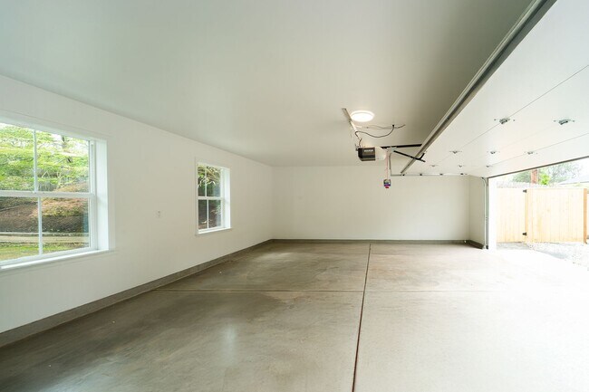 Building Photo - Newly Remodel Home in West Hills!