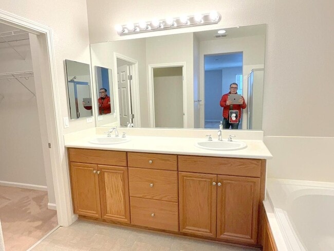 Building Photo - Month to month Rental ! Beautiful & Spacious End Unit Home in Shelbourne at Windemere! Top Rated ...