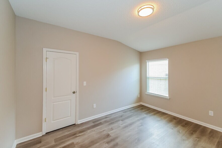 Building Photo - 2630 Oak Haven Dr