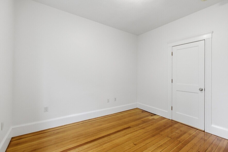 Building Photo - 26 Roseclair St