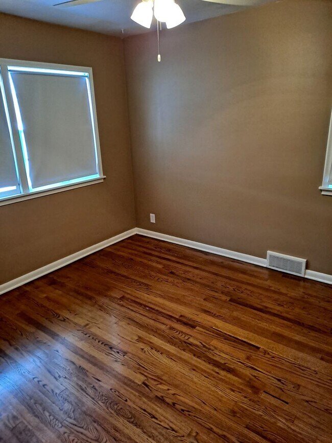 Building Photo - 3 bed 2 bath 1 car garage, with fenced in backyard right in Aksarben!