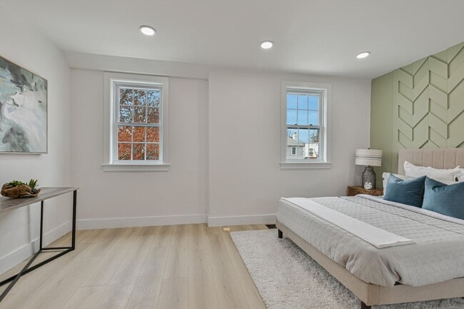 Building Photo - Spacious Fully Renovated Tudor Duplex w/ 3...