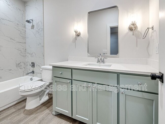 Building Photo - 614 W 2nd St