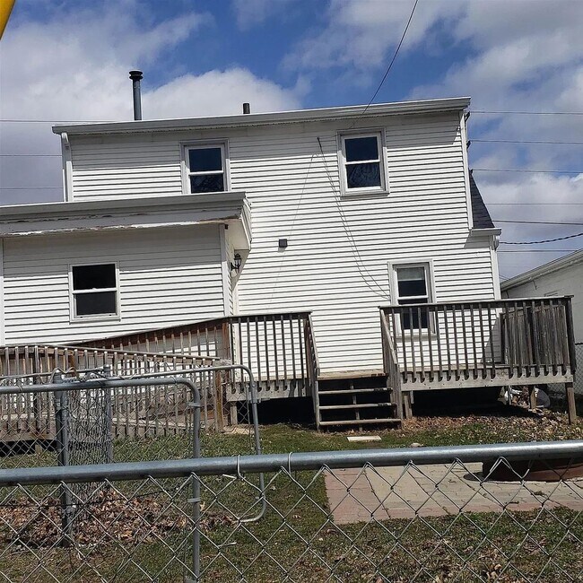 Building Photo - 2215 Falls Ave