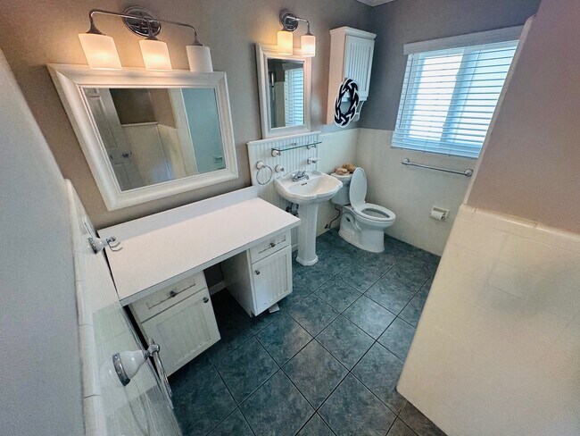 Building Photo - 385 S Tessier Dr