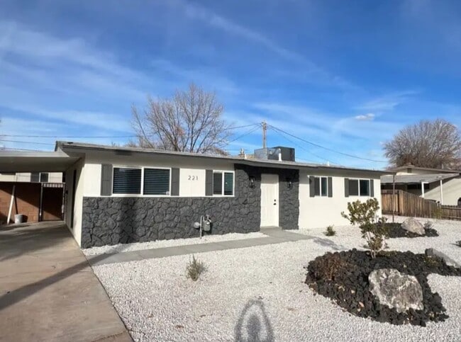 Primary Photo - Charming 2 Bedroom Home with utilities inc...