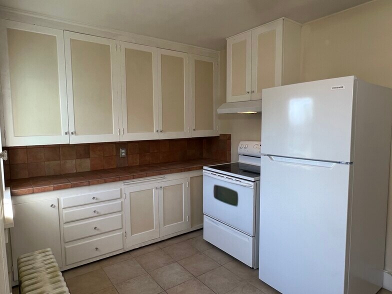 Kitchen w/full sized appliances - 412 John Adams St