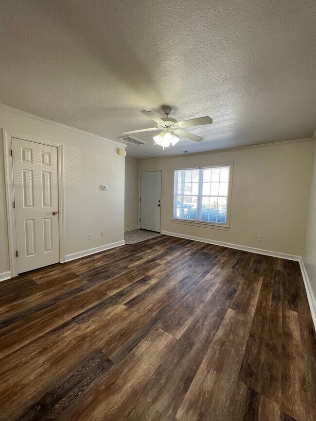 Building Photo - 106 Streamwood Dr