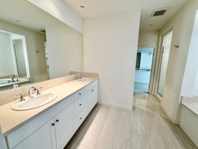 Building Photo - Gorgeous 4 bed 3 bath in the desired Portola Springs