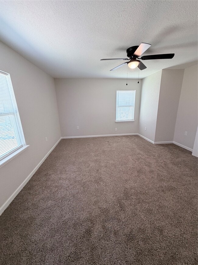 Building Photo - 2915 Creston Dr