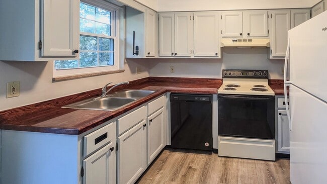 Building Photo - Lenoir City, 37772 - 2 Bedroom, 2 Full Bath, 1,000 square foot One-Level Condo SHORT TERM LEASE O...