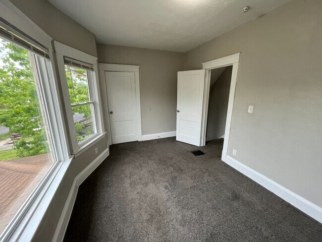 Building Photo - Three bedroom one bathroom single family home for rent MOVE IN SPECIAL - HALF OFF FIRST MONTHS RENT