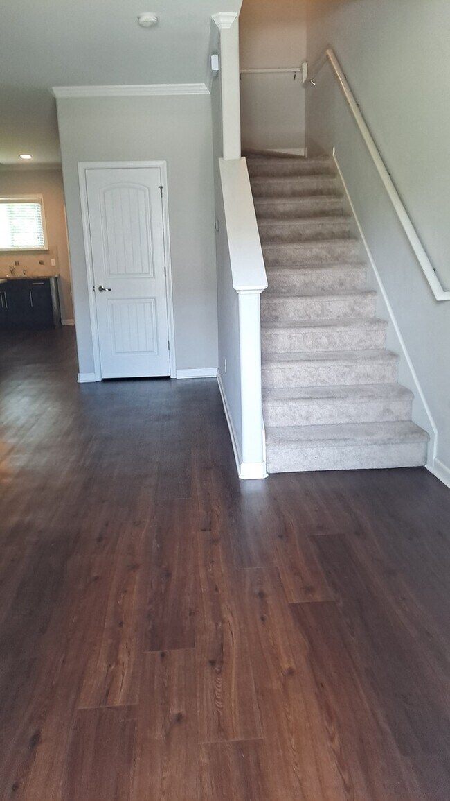 Building Photo - Spacious 3 Bed 2.5 Bath Townhome