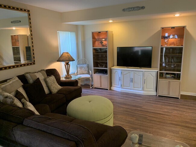 Building Photo - 49 Uno Lago Dr