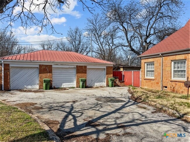 Building Photo - 202 S Clear St