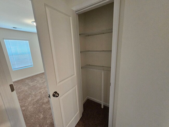 Building Photo - Like New Town Home in Kellerton Place, Monroe!